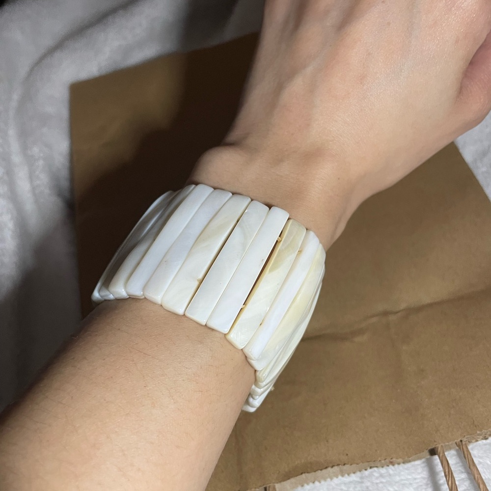 Hand Crafted White Shell Stretch Bracelet